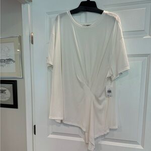 NWT Moa Moa. BLOUSE.  Wry flattering design.